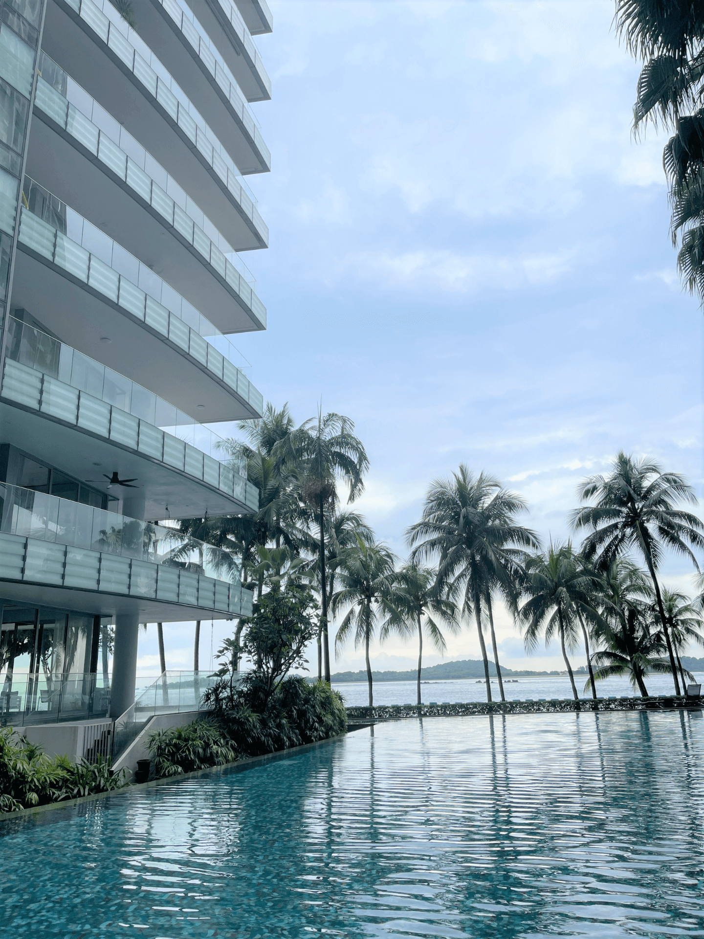 condo sea view with swimming pool